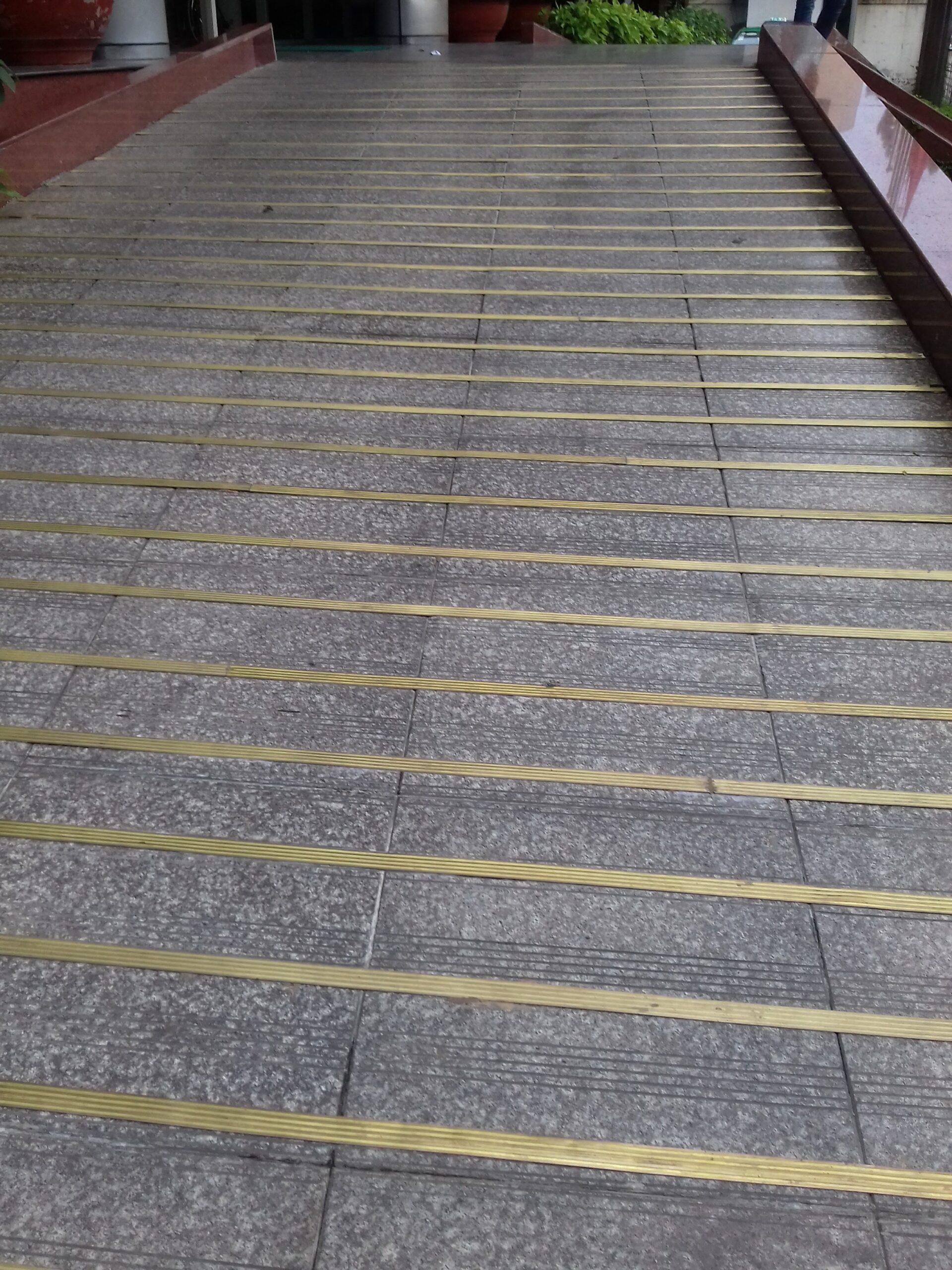 CHỈ ĐỒNG THAU LÀM CHỐNG TRƠN RAM DỐC