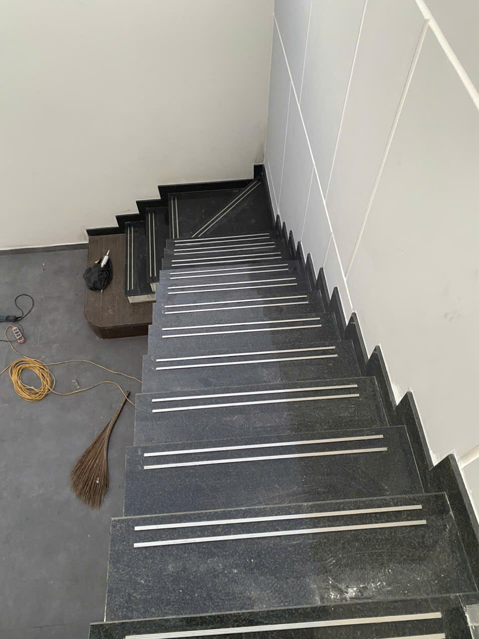 NẸp inox chống trơn cầu thang T