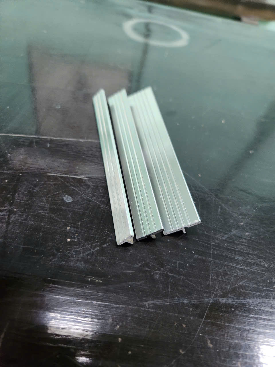 NẸP T INOX TRỐNG TRƠN CẦU THANG